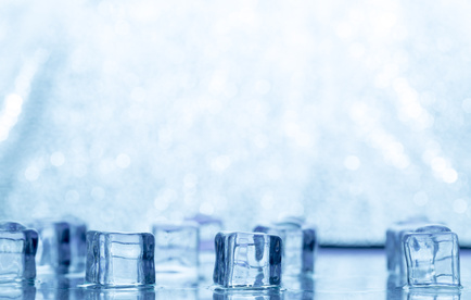 Kälte Eiswürfel vor hellblauem Hintergrund